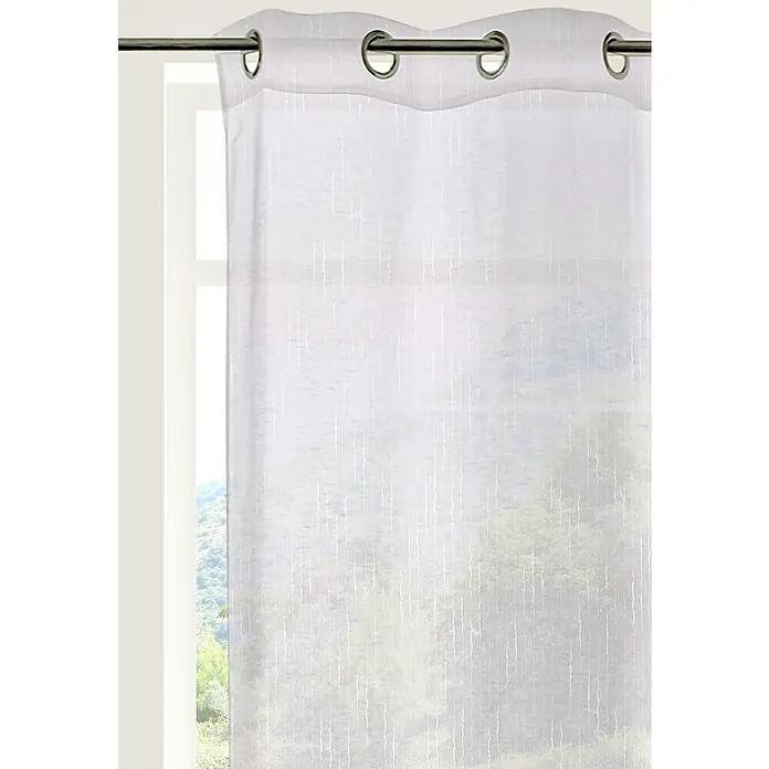 Visillo para ventana Elma - An x Al: 140 x 250 cm, 100% poliéster, Blanco - Un panel de cortina blanco y transparente con rayas plateadas cuelga de una barra de cortina frente a una ventana.