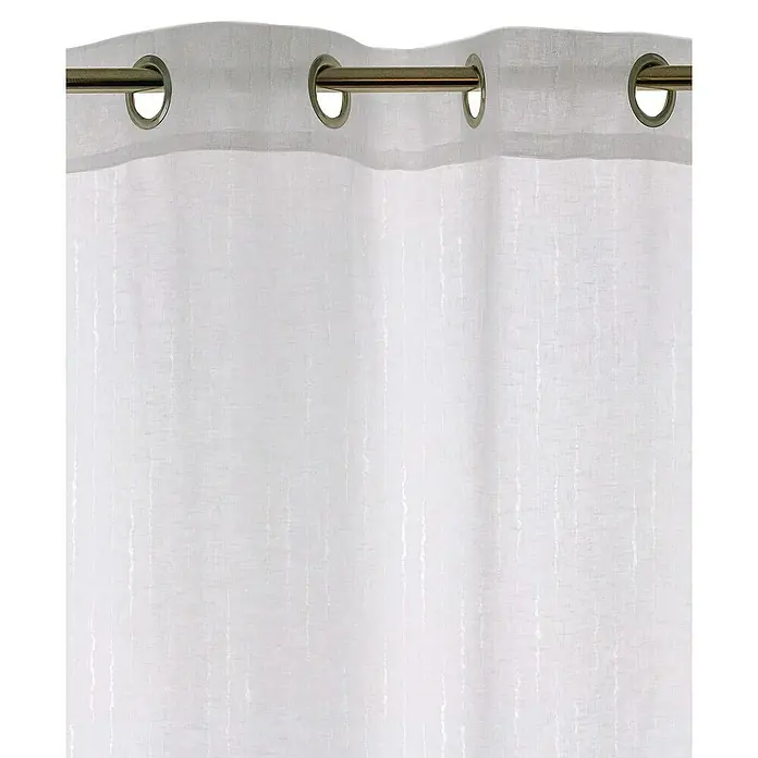 Visillo para ventana Elma - An x Al: 140 x 250 cm, 100% poliéster, Blanco - Primer plano de una cortina blanca con suspensión de ojales en una barra. Las cortinas son ligeramente transparentes y tienen una estructura fina.