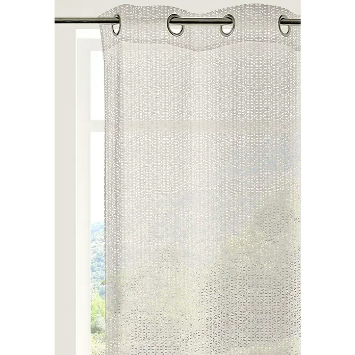 Visillo para ventana Maglia - An x Al: 140 x 250 cm, 100% poliéster, Blanco - Primer plano de una cortina de voile blanca estampada con suspensión de ojales en una barra de cortina frente a una ventana.