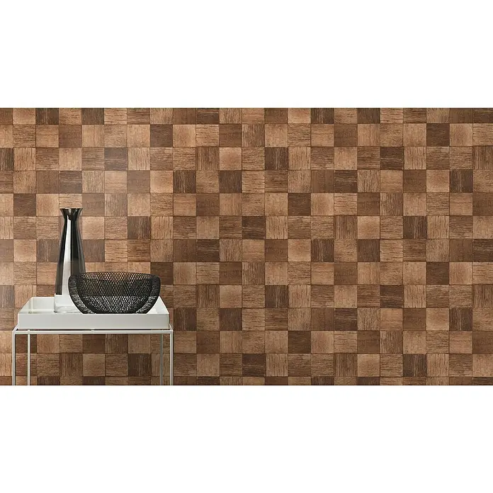 Rasch Selection Vliestapete Vinyl - Braun, Holzoptik, 10,05 x 0,53 m - Nahaufnahme eines weißen Tisches mit einer Glasvase und einer schwarzen Schale vor einer Wand mit einem einzigartigen Holzquadratmuster.