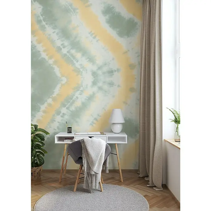 Rasch Beachhouse Fototapete Batikoptik I - B x H: 300 x 265 cm, Vlies, Grün - Ein Arbeitszimmer mit einer auffälligen Wandtapete, einem modernen Schreibtisch und einem gemütlichen Ambiente für konzentriertes Arbeiten.