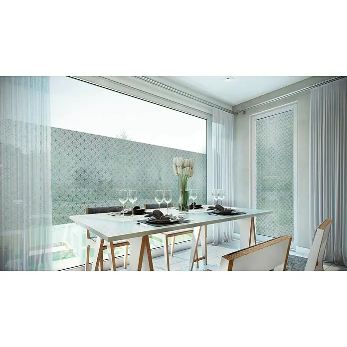 Lámina para ventana gofrado Fix rissani mini - 46 cm x 1,5 m, Transparente - La imagen muestra un comedor moderno con una película decorativa para ventanas que ofrece privacidad y permite que la luz se filtre.