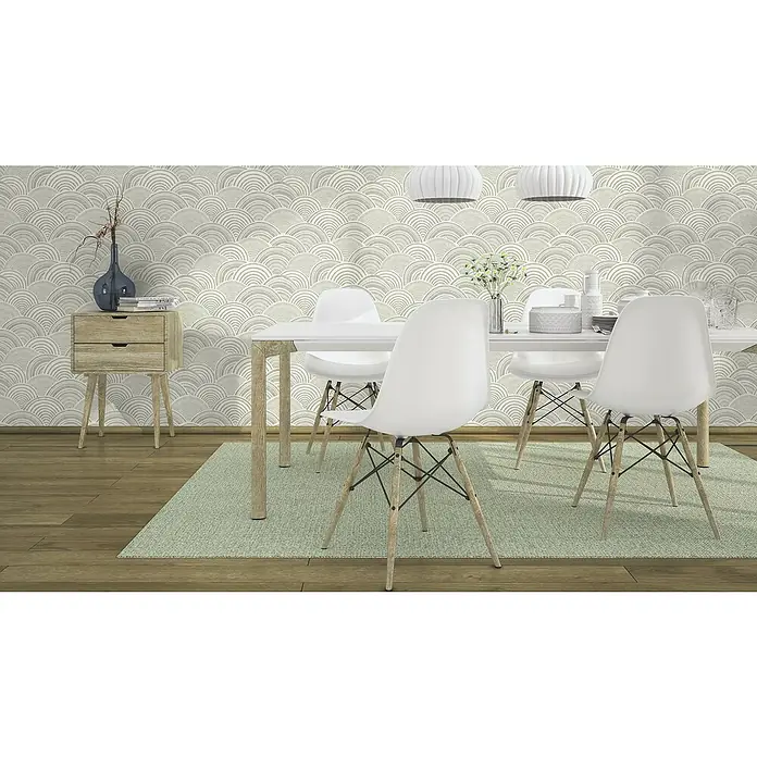 Rasch Selection Vliestapete Vinyl Rainbow - Schwarz/Weiß, Grafisch, 10,05 x 0,53 m - Esszimmer mit weißem Tisch, Stühlen und Kommode vor gemusterter Tapete.