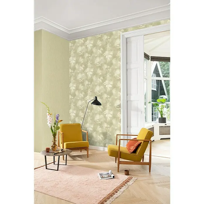 Rasch Florentine IV Vliestapete - Pastellgrün, Uni, 10,05 x 0,53 m - Zimmer mit zwei gelben Sesseln, einem Couchtisch und einem rosa Teppich. Elegantes Design mit floraler Tapete und passenden Farbtönen.