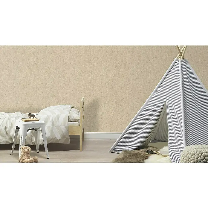 Rasch Back To Nature Vliestapete Bambusstruktur - Bambusbeige, Uni, 10,05 x 0,53 m - Schlafzimmer-Kinderspielbereich mit Zelt, Bett, Hocker und Spielzeug, alles in neutralen und beruhigenden Farbtönen für eine entspannende Atmosphäre.