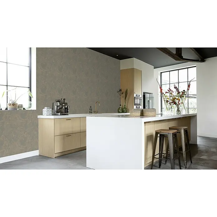 Rasch Selection Vliestapete Vinyl Hintergrundblume - Dunkelgrau, Floral, 10,05 x 0,53 m - Eine moderne Küchendekoration mit Tresen, Barhockern, edler Kaffeemaschine und harmonischer Farbgestaltung.
