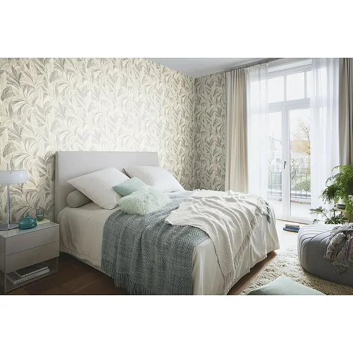 Rasch Selection Vliestapete Vinyl Blätterwand - Hellgrau, Floral, 10,05 x 0,53 m - Schlafzimmer mit einem Bett mit weißer Bettwäsche und einem blauen Überwurf vor einer floralen Tapete, die eine gemütliche Atmosphäre schafft.