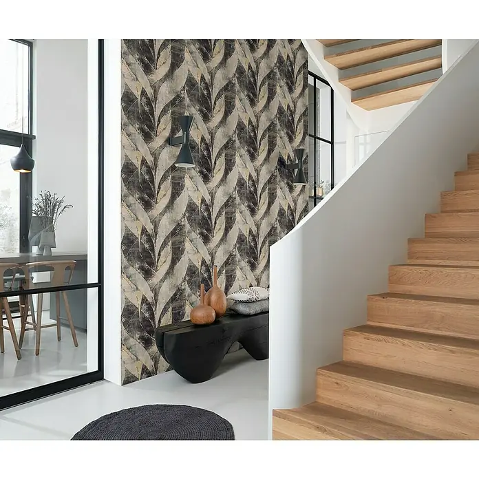 Rasch Selection Vliestapete - Schwarz, Floral, 10,05 x 0,53 m - Elegantes Interieur mit einer auffälligen Blättertapete in Braun- und Beigetönen, die eine warme und einladende Atmosphäre schafft.