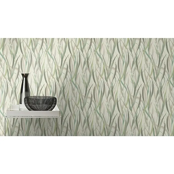 Rasch Paraiso Vliestapete Gräser - Beige/Grün/Weiß, Floral, 10,05 x 0,53 m - Eine Nahaufnahme eines stilvollen Dekorationstabletts mit einer eleganten Vase und einer dekorativen Schale vor einem Hintergrund mit Grasmuster.