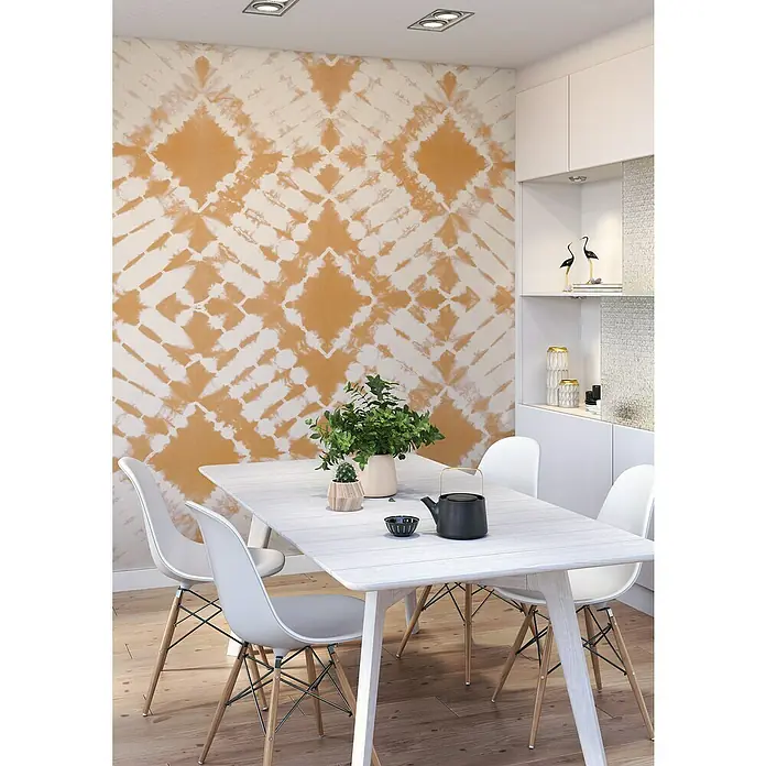 Rasch Beachhouse Fototapete Batikoptik II - B x H: 300 x 265 cm, Vlies, Orange - Esstisch mit weißer Marmorplatte und vier Stühlen in einem modern eingerichteten Esszimmer mit auffälliger Wandgestaltung.