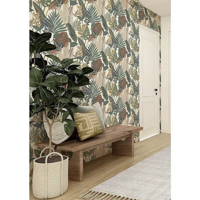 Rasch Selection Vliestapete Vinyl Botanical - Mehrfarbig/Grün, Floral, 10,05 x 0,53 m - Wohnzimmer-Szene mit Pflanzen, Holzbank und Kissen vor einer Wand mit tropischen Blättern.