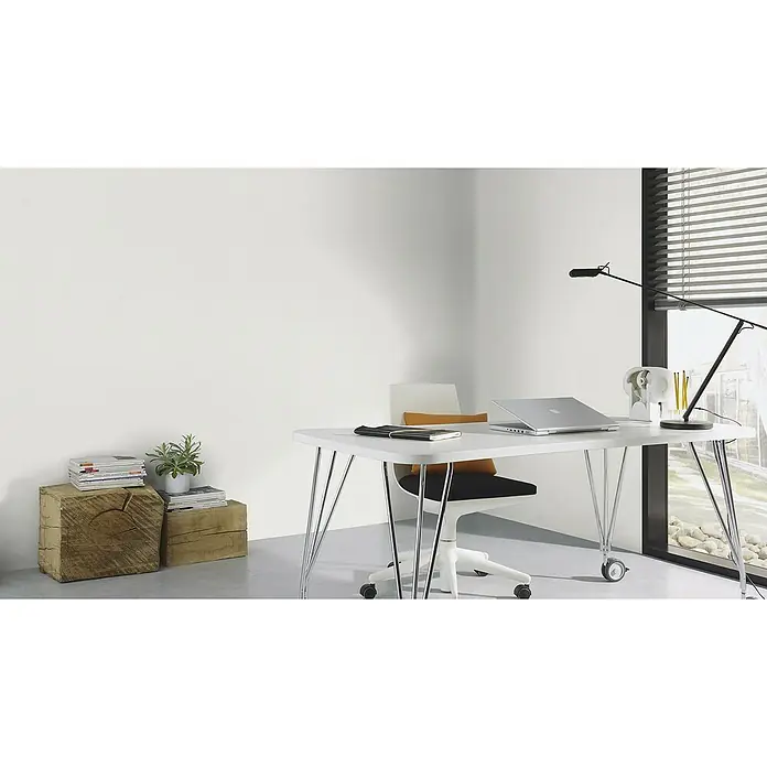 Rasch Beachhouse Vliestapete Modern - Creme, Uni, 10,05 x 0,53 m - Ein modernes Arbeitszimmer mit einem minimalistischen Schreibtisch, Laptop und einer eleganten Schreibtischlampe vor einem Fenster mit Jalousien.