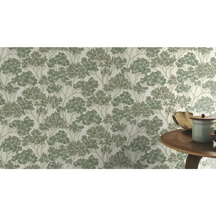 Rasch Selection Vliestapete Vinyl Modern Art I - Moosgrün, Floral, 10,05 x 0,53 m - Muster einer grünen Baumtapete mit einem stilvollen Holztisch und dekorativer Keramikdose, die dem Raum eine natürliche Note verleihen.