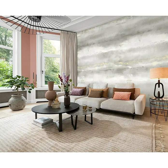 Rasch Florentine IV Fototapete Aquarell Shadow - B x H: 300 x 265 cm, Vlies, Grau - Wohnzimmer mit bequemer Couch, stilvollem Couchtisch und sanfter Beleuchtung, die eine entspannende Atmosphäre schaffen.