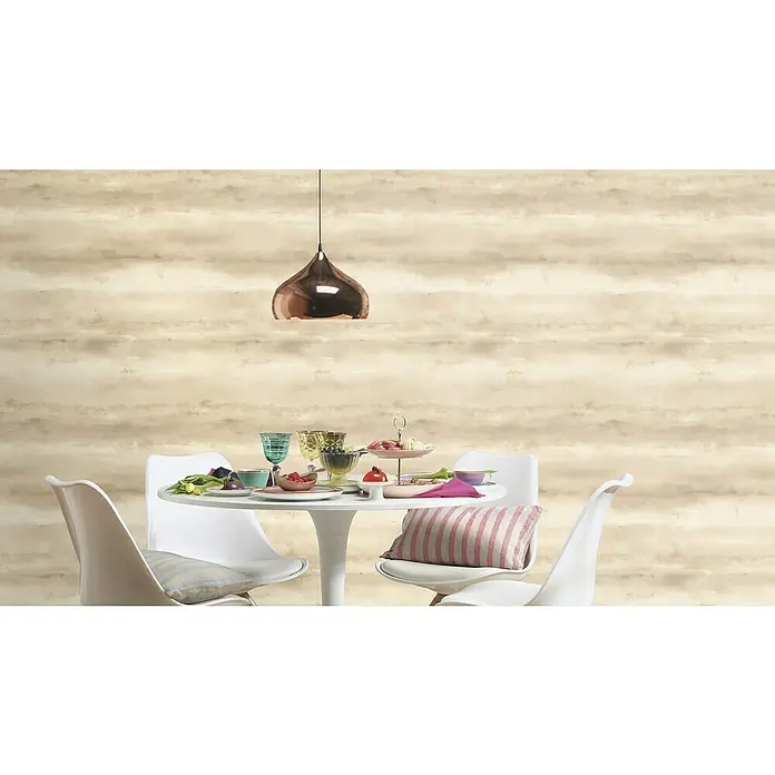 Rasch Florentine IV Vliestapete Shadows - Cremebeige, Grafisch, 10,05 x 0,53 m - Eine elegante Szene mit einem stilvollen Esstisch, umgeben von vier weißen Stühlen und beleuchtet durch eine hängende Pendelleuchte.