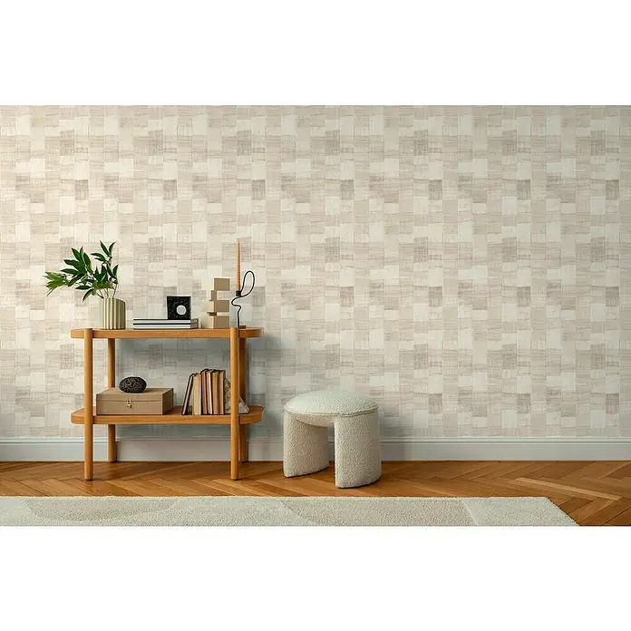 Rasch Back To Nature Vliestapete Holzwand - Beige, Holzoptik, 10,05 x 0,53 m - Ein stilvolles Interieur mit einer Holzkonsole, dekorativen Elementen und einem Hocker, ergänzt durch eine gemusterte Tapete.