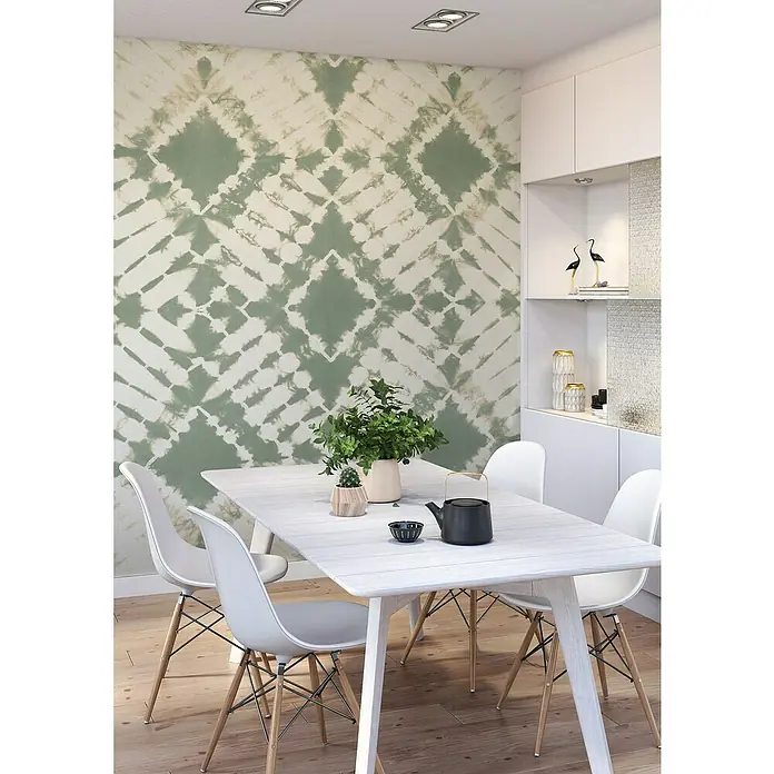 Rasch Beachhouse Fototapete Batikoptik II - B x H: 300 x 265 cm, Vlies, Grün - Helles Esszimmer mit weißem Holztisch, umgeben von vier modernen Stühlen. Dekorative Elemente und ein interessantes Wandmuster ergänzen das Interieur.