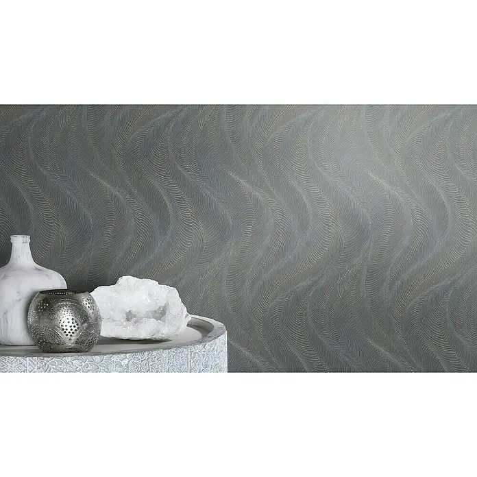 Rasch Incanto Vliestapete Wave Design - Grau/Silber/Bronze, Wellen, 10,05 x 0,53 m - Nahaufnahme eines grauen Hintergrunds mit einem wellenförmigen Muster, das als Produktpräsentation dient.