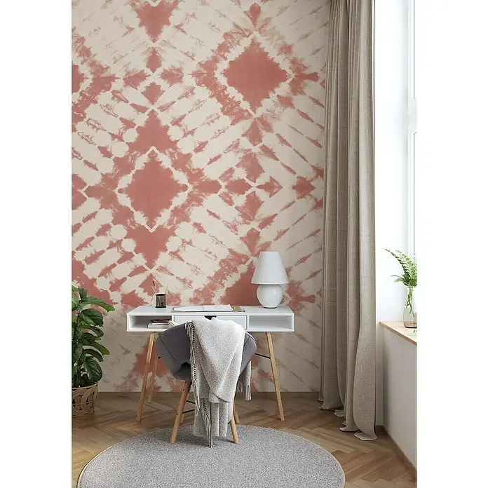 Rasch Beachhouse Fototapete Batikoptik II - B x H: 300 x 265 cm, Vlies, Rot - Dekoratives Interieur mit stilvoller Tapete mit Batikmuster in Rosatönen, die einen Hauch von Vintage-Charme in den Raum bringt.
