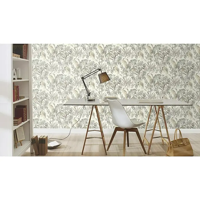 Rasch Florentine IV Vliestapete Pflanzen-Allover - Grau, Floral, 10,05 x 0,53 m - Ein Arbeitszimmer mit einem stilvollen Schreibtisch, einer Lampe und Bücherregalen vor einer dekorativen Tapete.
