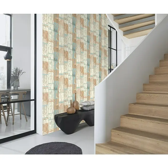 Rasch Selection Vliestapete Vinyl - Pastellbeige-Orange, Holzoptik, 10,05 x 0,53 m - Ein Flur mit einer stilvollen Tapete in Beige-, Blau- und Brauntönen, die dem Raum eine moderne und einladende Atmosphäre verleiht.