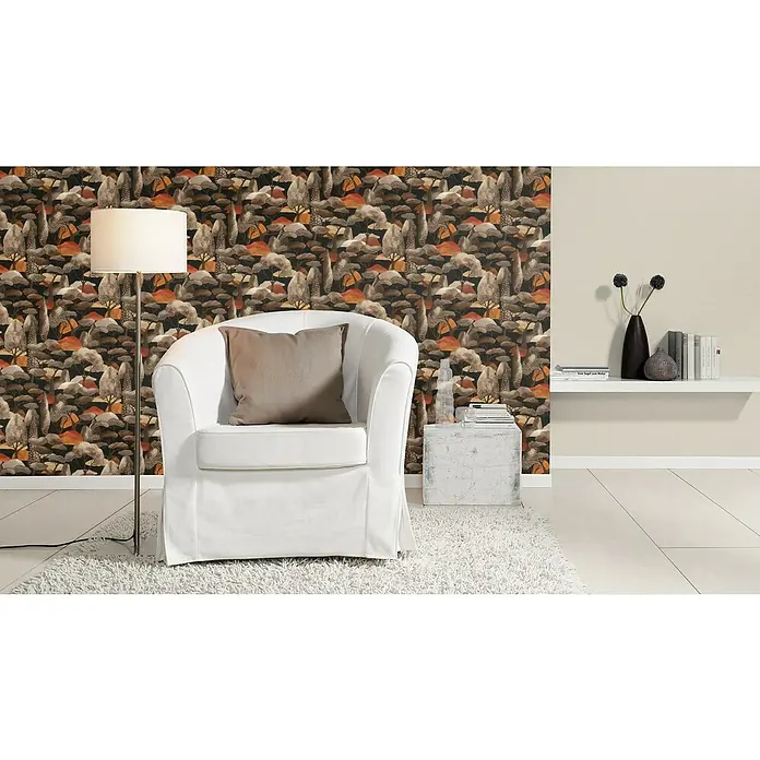 Rasch Selection Vliestapete Vinyl Modern Art III - Braun, Floral, 10,05 x 0,53 m - Ein gemütliches Interieur mit einem weißen Sessel, einer Stehlampe und einem gemusterten Hintergrund.