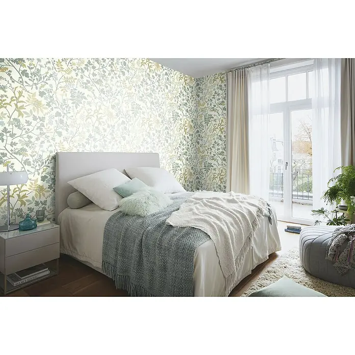 Rasch Selection Vliestapete Vinyl Botanical - Pastell-Moosgrün, Floral, 10,05 x 0,53 m - Einladendes Schlafzimmer mit Doppelbett, floraler Tapete und viel natürlichem Licht für eine entspannte Atmosphäre.