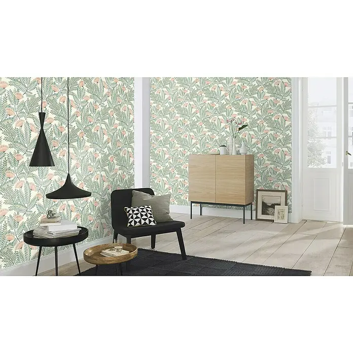 Rasch Selection Vliestapete Vinyl Botanical - Pastelltürkis, Floral, 10,05 x 0,53 m - Einladender Raum mit floraler Tapete, modernen Lampen und stilvollen Möbeln, die eine harmonische Atmosphäre schaffen.