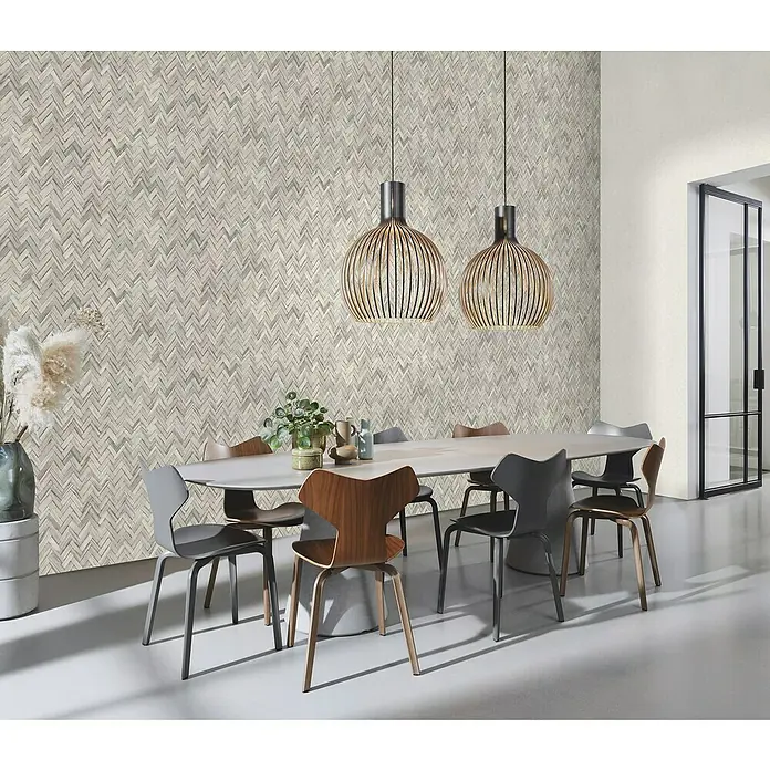 Rasch Beachhouse Vliestapete Vintage Fischgrätmuster - Hellgrau, Holzoptik, 10,05 x 0,53 m - Elegantes Esszimmer mit modernem Tisch, Stühlen & Pendelleuchten vor einer stilvollen Ziegelmuster-Tapete.