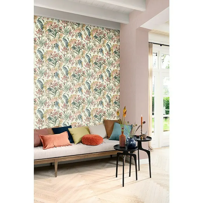Rasch Florentine IV Vliestapete Pflanzen-Allover - Creme, Floral, 10,05 x 0,53 m - Wohnzimmer mit tropischer Tapete und stilvoller Einrichtung. Die Tapete bringt einen Hauch von Exotik in den Raum und harmoniert perfekt mit dem Interieur.