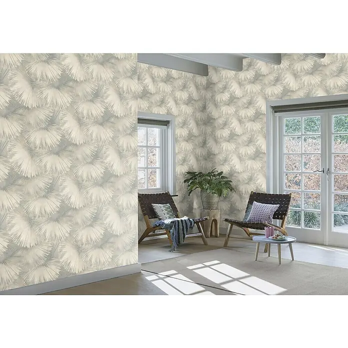 Rasch Incanto Vliestapete Fächer - Beige-Grau, Grafisch, 10,05 x 0,53 m - Einladender Raum mit dekorativer Palmenblatt-Tapete, zwei eleganten Stühlen und einem kleinen Beistelltisch, der eine entspannte Atmosphäre schafft.