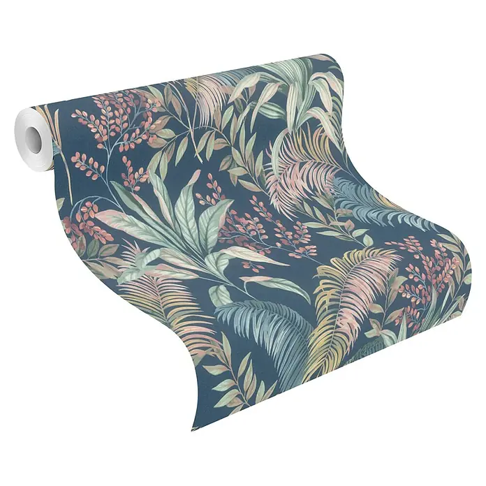 Rasch Florentine IV Vliestapete Pflanzen-Allover - Blau, Floral, 10,05 x 0,53 m - Eine Rolle dunkelblauer Tapete rollt sich ab, mit einem tropischen Blumenmuster aus gedämpften grünen, rosa und gelben Blättern und Beeren.