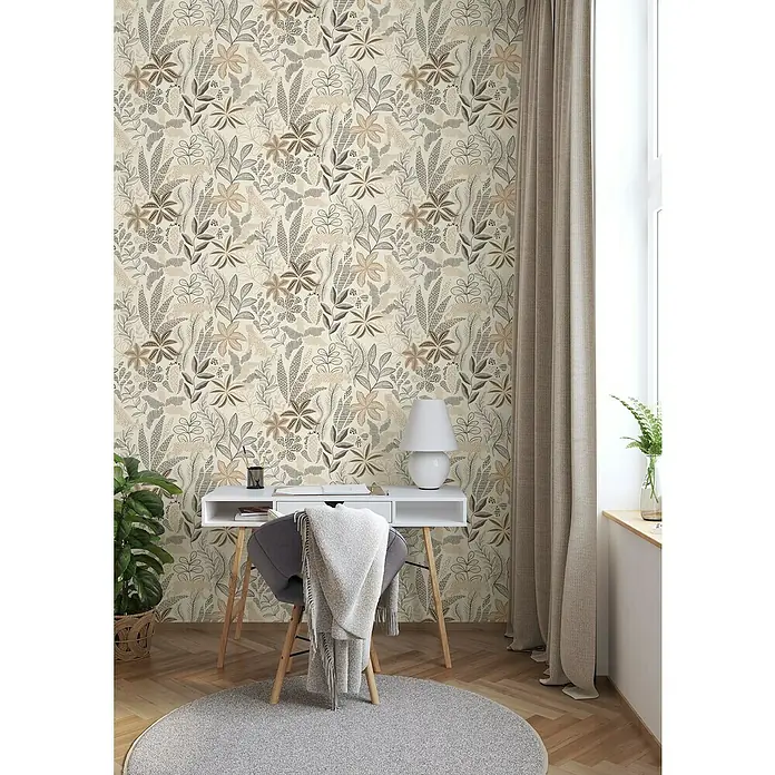 Rasch Selection Vliestapete Vinyl Botanical - Beige, Floral, 10,05 x 0,53 m - Ein stilvolles Arbeitszimmer mit botanischer Tapete, weißem Schreibtisch, grauem Stuhl und Teppich für eine ruhige Atmosphäre.