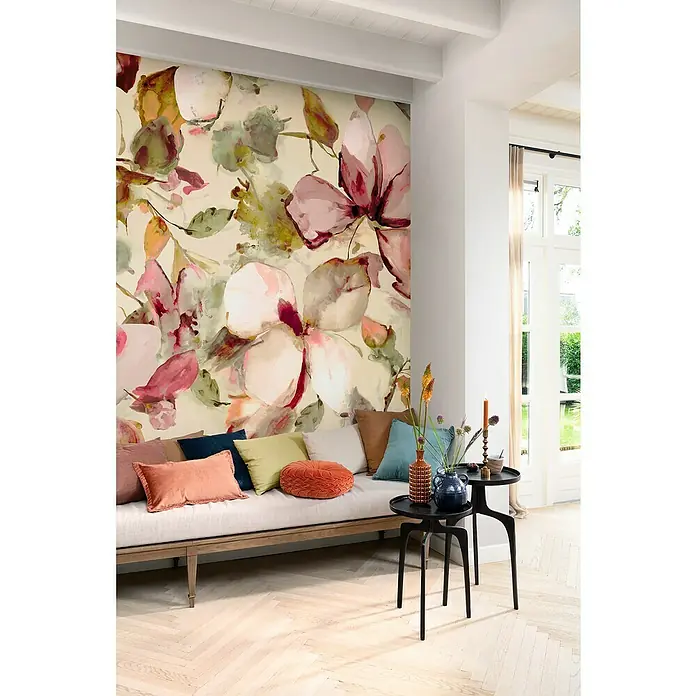 Rasch Florentine IV Fototapete Magnolie - B x H: 300 x 265 cm, Vlies, Pink - Wohnzimmer mit Blumenwandtapete, hellem Sofa und farbigen Kissen. Beistelltische mit Vasen und Kerzenständern ergänzen die Dekoration.