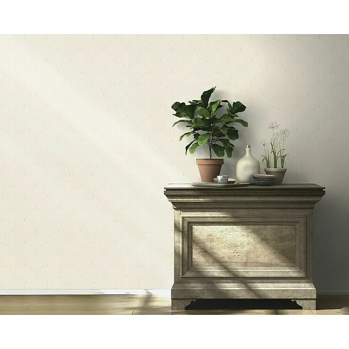 Rasch Selection Vliestapete Vinyl - Beige/Weiß, Grafisch, 10,05 x 0,53 m - Bezaubernde Innenaufnahme mit einem Pflanzenarrangement auf einem antiken Beistelltisch vor einer stilvollen Wand mit Muster.