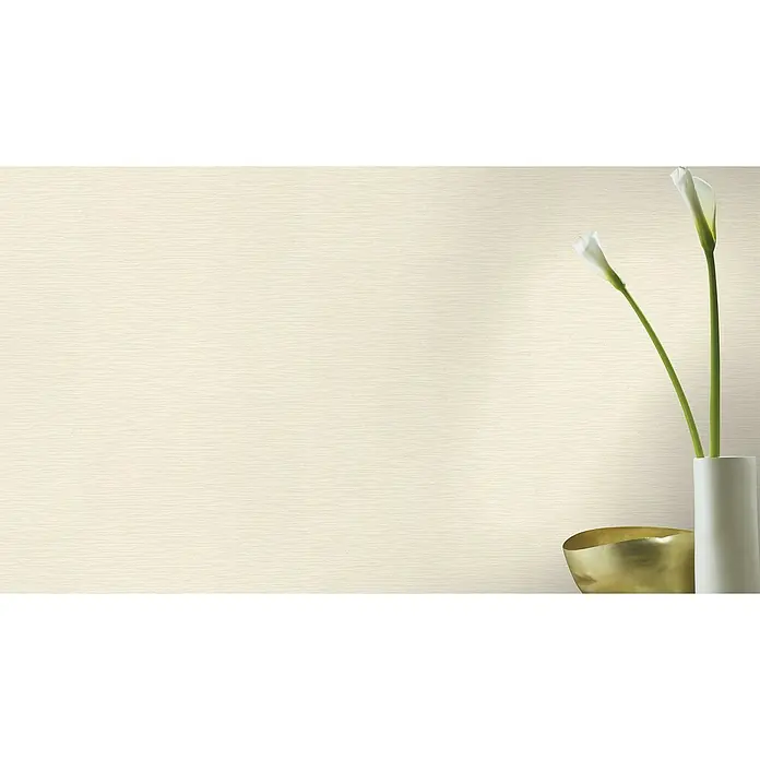 Rasch Selection Vliestapete Vinyl - Beige, Uni, 10,05 x 0,53 m - Das Bild zeigt eine Nahaufnahme von Calla-Lilien in einer eleganten weißen Vase, die auf einem beigen Untergrund vor einer beigen Wand steht.