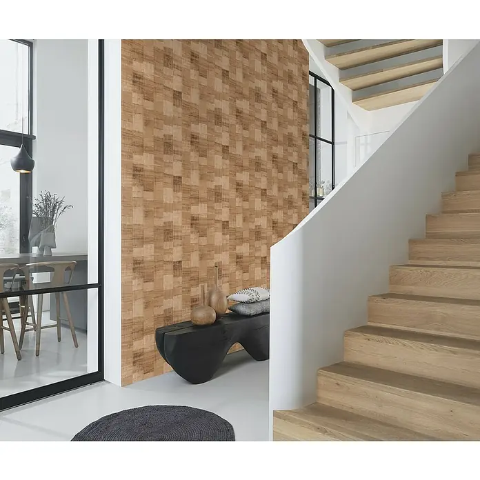 Rasch Back To Nature Vliestapete Holzwand - Braun, Holzoptik, 10,05 x 0,53 m - Einladender Flur mit einer Akzentwand, die mit einer stilvollen Korktapete mit einem geometrischen Muster versehen ist. Die Treppe ist aus hellem Holz.