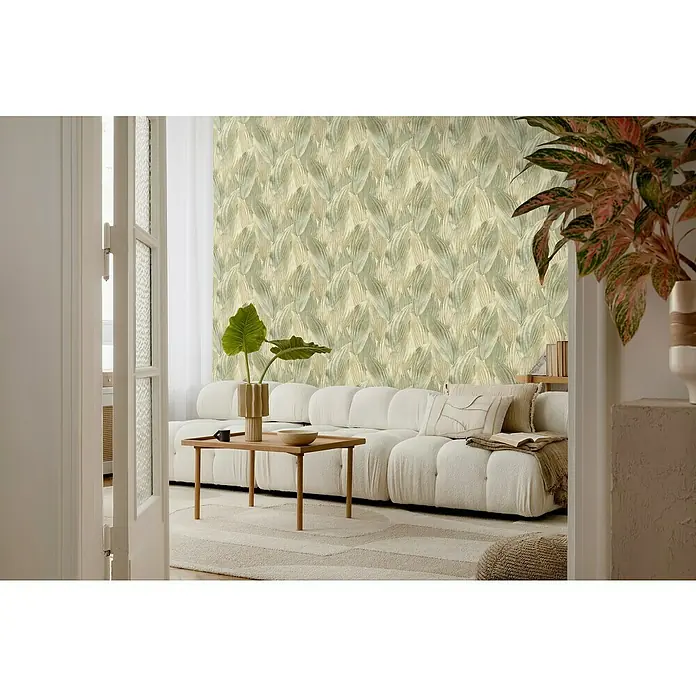 Rasch Back To Nature Vliestapete Blätterintarsie - Grün, Floral, 10,05 x 0,53 m - Wohnzimmer mit einem modernen Sofa und einer Tapete mit Blattmuster, die eine entspannende und stilvolle Atmosphäre schafft.
