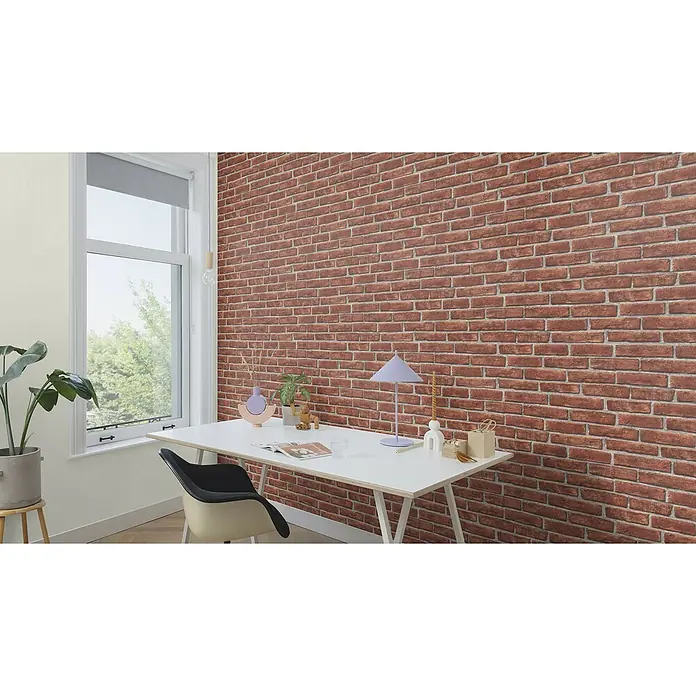 Rasch Selection Vliestapete Vinyl - Ziegelrot, Steinoptik, 10,05 x 0,53 m - Ein Arbeitsbereich mit einem weißen Tisch und einer roten Backsteinmauer im Hintergrund, der eine gemütliche und kreative Atmosphäre schafft.