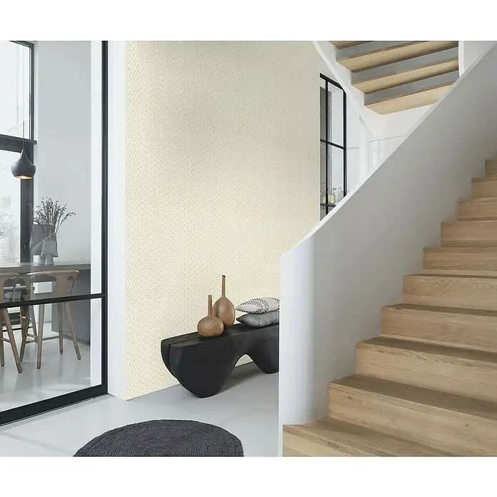 Rasch Beachhouse Vliestapete Allover-Design - Beige, Grafisch, 10,05 x 0,53 m - Elegante Innenaufnahme mit einer dezent gemusterten Tapete in sanften Farbtönen, die eine warme und einladende Atmosphäre schafft.
