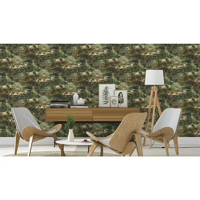 Rasch Selection Vliestapete Vinyl Dschungeltapete - Dschungelgrün, Floral, 10,05 x 0,53 m - Zwei Sessel mit Holzrahmen und weißer Polsterung vor einer Wand mit Dschungeltapete und einem Sideboard mit Dekorationen.