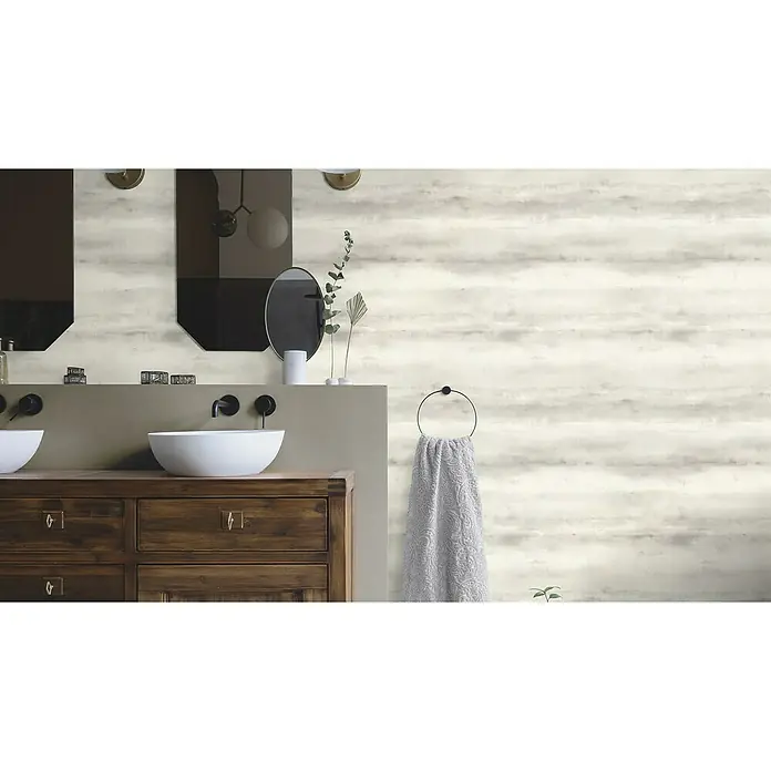 Rasch Florentine IV Vliestapete Shadows - Steingrau, Grafisch, 10,05 x 0,53 m - Badezimmerwaschtisch mit Holzunterschrank und zwei Aufsatzwaschbecken mit Wandarmaturen und Handtuchring mit Handtuch.