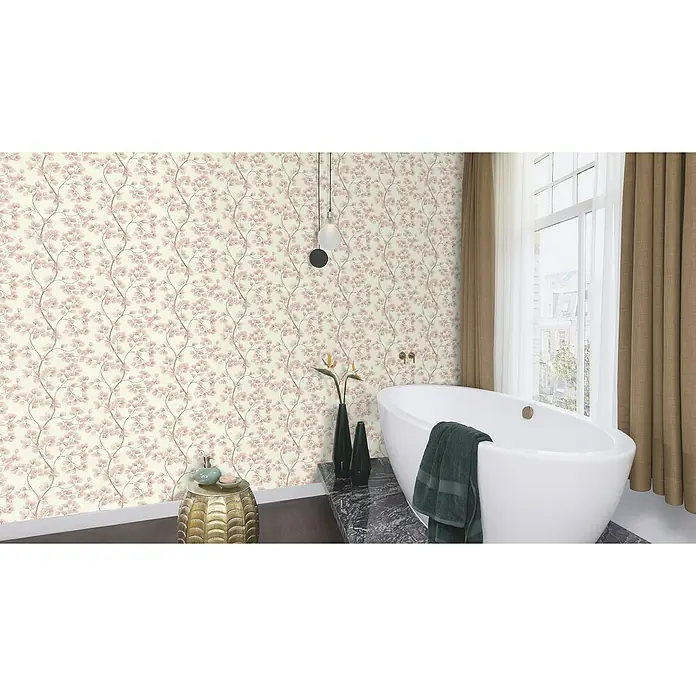 Rasch Selection Vliestapete Vinyl Botanical - Hellpink, Floral, 10,05 x 0,53 m - Ein stilvolles Badezimmer mit einer freistehenden Badewanne und einer Wand, die mit einer floralen Tapete mit zarten rosa Blüten verziert ist.