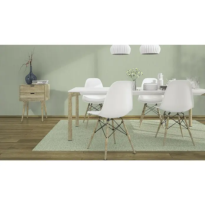 Rasch Back To Nature Vliestapete - Grün, Uni, 10,05 x 0,53 m - Helles Esszimmer mit modernem Esstisch und weißen Stühlen. Die Einrichtung wird durch eine grüne Wand und zwei Hängelampen ergänzt.