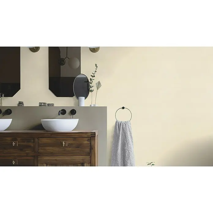 Rasch Beachhouse Vliestapete Modern - Beige, Uni, 10,05 x 0,53 m - Ein Badezimmer-Waschtisch aus Holz mit zwei Waschbecken und einer grau gemusterten Handtuch auf einem schwarzen Ring.