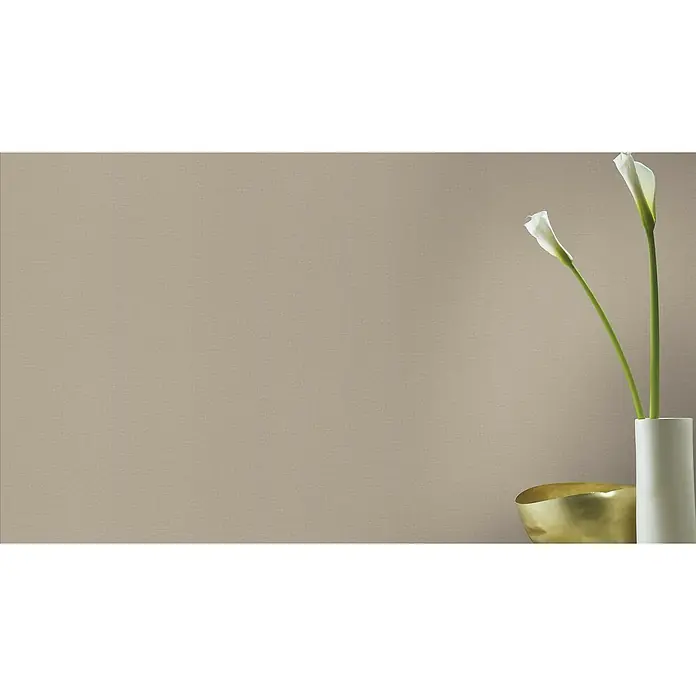 Rasch Vliestapete Lirico - Grau, Uni, 10,05 x 0,53 m - Elegante Nahaufnahme von Zantedeschia aethiopica in einer stilvollen, minimalistischen Vase, perfekt als dekoratives Element.