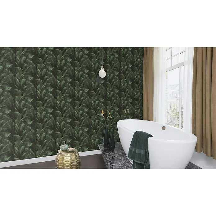 Rasch Back To Nature Vliestapete Blätter - Dunkelgrün, Floral, 10,05 x 0,53 m - Ein luxuriöses Badezimmer mit einer freistehenden Badewanne, tropischer Tapete und natürlichen Akzenten für ein entspannendes Ambiente.
