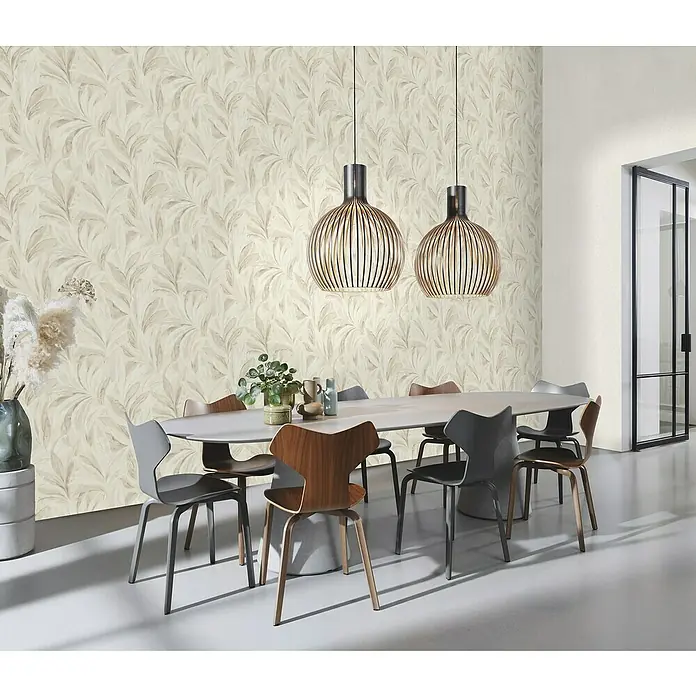 Rasch Selection Vliestapete Vinyl Blätterwand - Beige, Floral, 10,05 x 0,53 m - Ein heller Essbereich mit gemusterten Tapeten, einem Esstisch und modernen Pendelleuchten, die für eine einladende Atmosphäre sorgen.