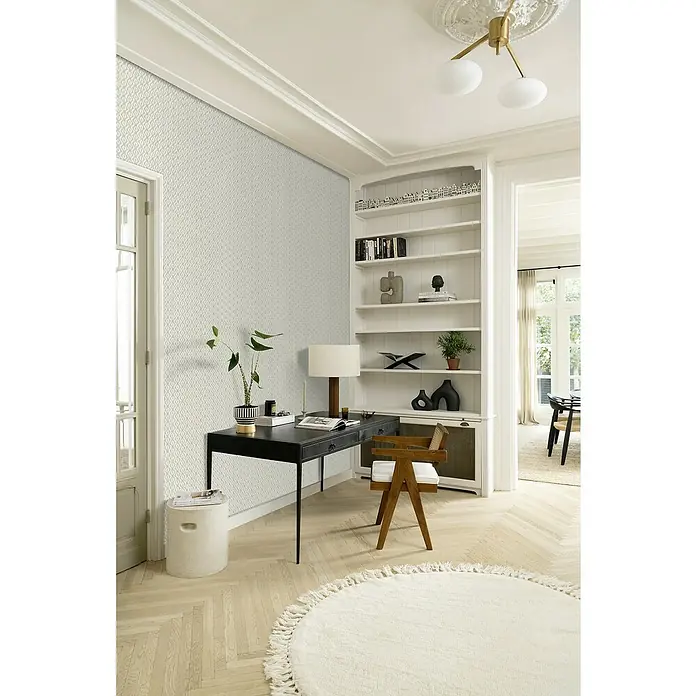 Rasch Beachhouse Vliestapete Allover-Design - Hellgrau, Grafisch, 10,05 x 0,53 m - Einrichtung mit einem schwarzen Schreibtisch, einem Holzstuhl, einem Bücherregal und einem runden Teppich in einem hellen Raum.