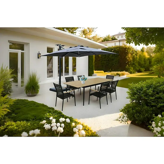 Gartenstuhl - Schwarz, Polywood, Stapelbar - Ein stilvolles Outdoor-Essemble mit Esstisch, Stühlen und Sonnenschirm auf einer Terrasse, umgeben von Grün.